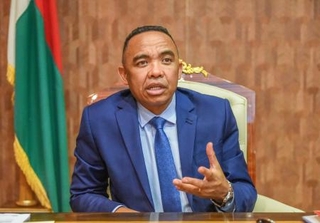 　マダガスカル首都アンタナナリボの大統領府で、共同通信との単独会見に応じるミカエル・ランドリアニリナ大佐＝２１日（中野智明氏撮影・共同）