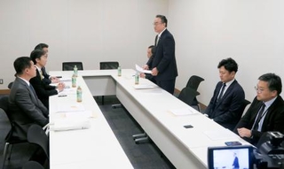 　北陸新幹線の延伸について自主研究会で議論する石川県選出の自民党国会議員ら＝２２日午後、国会