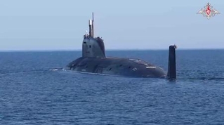　北極圏バレンツ海で軍事演習するロシアの原子力潜水艦＝９月（ロシア国防省のテレグラムから）
