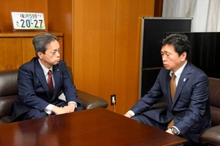 　国交省を訪れ、水嶋智事務次官（右）と面会するＪＲ九州の古宮洋二社長＝２３日午後