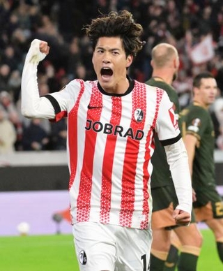 　ユトレヒト戦の前半、ゴールを決め喜ぶフライブルクの鈴木＝フライブルク（共同）