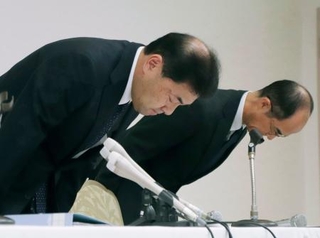 　記者会見で謝罪するかんでんエンジニアリングの大久保昌利社長（手前）ら＝２４日午後、大阪市北区