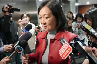 　報道陣に囲まれる新民党主席の葉劉淑儀氏＝２２日、香港（共同）