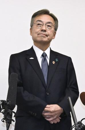 　セクハラに関する通報事案について、取材に応じる福井県の杉本達治知事＝２２日、福井県庁