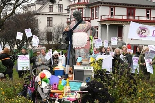 　エプロンやベビーカーが飾られた彫像＝２４日、アイスランド・レイキャビク（共同）