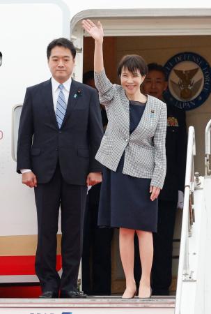 　初外遊となるマレーシアに向け出発する高市首相＝２５日午後、羽田空港
