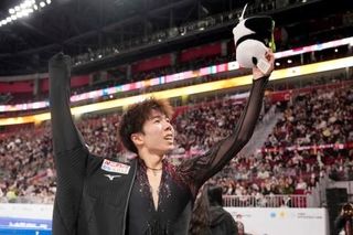　男子フリーの演技を終え、歓声に応える佐藤駿＝重慶（共同）