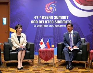 　フィリピンのマルコス大統領（右）との会談に臨む高市首相＝２６日、マレーシア・クアラルンプール（共同）