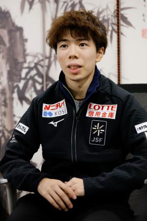 　優勝から一夜明け、取材に応じる佐藤駿＝２６日、重慶（共同）