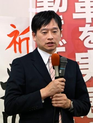 　新潟県上越市長選での落選が決まり、支持者らを前に敗戦の弁を述べる現職の中川幹太氏＝２６日午後、新潟県上越市