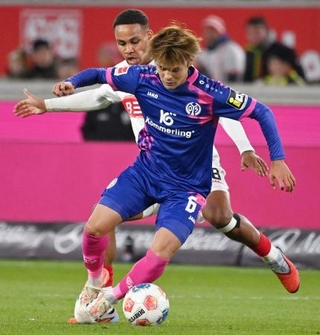 　シュツットガルト戦で競り合うマインツの佐野（手前）＝シュツットガルト（共同）