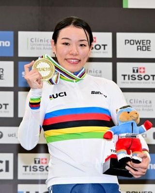 　女子ケイリンで２連覇を果たし、金メダルを手にする佐藤水菜＝サンティアゴ（共同）