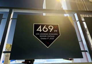 　ドジャースタジアムに設置された、ドジャース・大谷の「場外本塁打」記念プレート＝ロサンゼルス（共同）