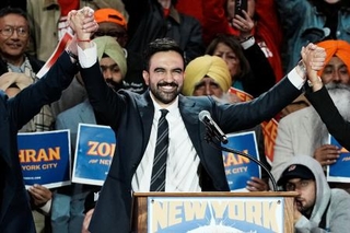 　２６日、米ニューヨークで、市長選の集会に参加するマムダニ氏（ロイター＝共同）