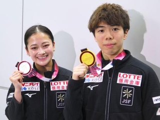 　フィギュアスケートのＧＰ中国杯から成田空港に帰国した、男子で２連覇の佐藤駿（右）と女子３位の渡辺倫果＝２７日