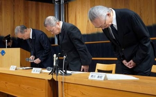 　記者会見を終え、頭を下げる徳島大の河村保彦学長（右から３人目）ら＝２８日午前、徳島市