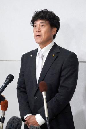 　花巻東高を訪問後、報道陣の取材に応じるソフトバンク・城島ＣＢＯ＝２８日、岩手県花巻市