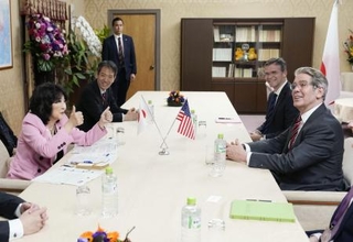 　ベセント米財務長官（右端）と会談する片山財務相（左端）＝２７日、財務省