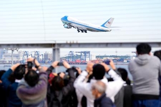 　羽田空港を離陸する米大統領専用機「エアフォースワン」＝２９日午前