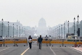 　大気汚染の影響で白くかすむインド大統領官邸＝２８日、ニューデリー（共同）