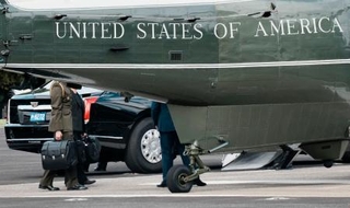 　トランプ米大統領を乗せた大統領専用ヘリ、マリーンワンに運ばれる「核のボタン」とみられるかばん＝２９日午前、東京都港区の赤坂プレスセンター