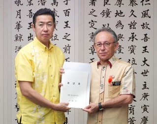 　沖縄県の玉城デニー知事（右）から要望書を受け取る黄川田沖縄北方相＝２９日午後、沖縄県庁