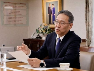 　報道陣の取材に答える旧統一教会の幹部の勅使河原秀行氏＝２９日午後、東京都渋谷区