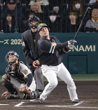 　２回ソフトバンク無死、山川が中越えに先制ソロを放つ。捕手坂本＝甲子園