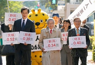 　「１票の格差」訴訟の判決で、東京高裁に向かう原告側の升永英俊弁護士（手前中央）ら＝３０日午後、東京・霞が関