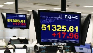 　５万１３２５円６１銭で取引を終えた日経平均株価を示すモニター＝３０日午後、東京都港区の外為どっとコム