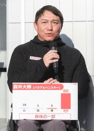 　取材に応じるパラアルペンスキー男子座位の森井大輝＝３０日、東京都江東区
