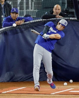 　グラウンドで打撃練習するドジャース・大谷。左はロバーツ監督＝トロント（共同）