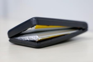 　劣化し膨張したとみられるモバイルバッテリー