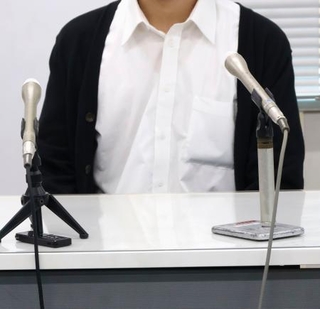 　第三者委員会の調査結果公表を受け、記者会見する被害を受けた男性＝３１日午後、熊本県庁