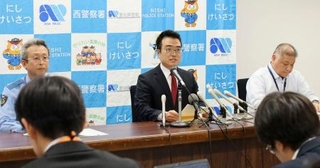 　１９９９年１１月に起きた名古屋市の主婦殺害事件で、容疑者の逮捕を発表する愛知県警幹部ら＝３１日夜、愛知県警本部