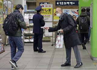 　名鉄上小田井駅で情報提供を呼びかける高羽奈美子さんの夫悟さん（右）＝２月、名古屋市