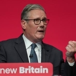 　９月３０日、英中部リバプールでの労働党大会で演説するスターマー首相（ＡＰ＝共同）