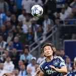 　マルセイユ戦で競り合うアヤックスの板倉（右）＝マルセイユ（共同）