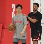 　ブルズのキャンプに参加した河村勇輝（左）＝シカゴ（共同）