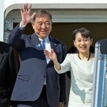 　釜山の金海国際空港から帰国の途に就く石破首相。右は妻の佳子さん＝１日（共同）