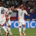 　９月３０日、サッカーのＵ-２０Ｗ杯のチリ戦で２点目のゴールを決めた横山（右）＝サンティアゴ（ＡＰ＝共同）