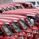 　郵便局に並ぶ軽バン＝９月、東京都内