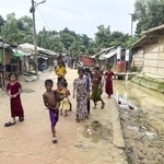 　バングラデシュ・コックスバザールのロヒンギャ難民キャンプの子どもたち＝７月（共同）