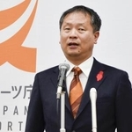 　就任記者会見で抱負を語るスポーツ庁の河合純一長官＝１日、文科省