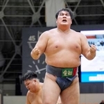 　成年男子個人で優勝し喜ぶ愛知・杉本弘樹。奥は敗れた神奈川のリビル・クリストファー＝県民共済ドーム長浜