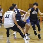 　練習するＢ１宇都宮の比江島（右端）＝宇都宮市体育館