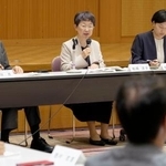 　旧優生保護法問題の第１回検証会議を進行する松原洋子座長（中央）＝１日午後、東京都千代田区