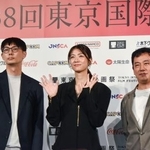 　第３８回東京国際映画祭のラインアップ発表会でカメラに手を振る（左から）坂下雄一郎監督、滝内公美さん、中川龍太郎監督＝１日午後、東京都千代田区