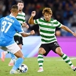 　ナポリ戦の後半、競り合うスポルティングの守田＝ナポリ（共同）