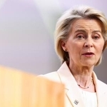 　１日、コペンハーゲンで記者会見するＥＵのフォンデアライエン欧州委員長（ロイター＝共同）